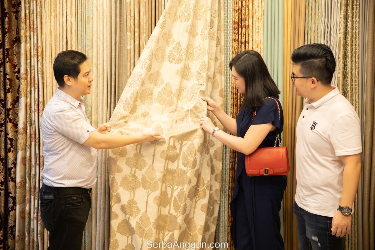 Konsultasi pemilihan kain di showroom SerbaAnggun